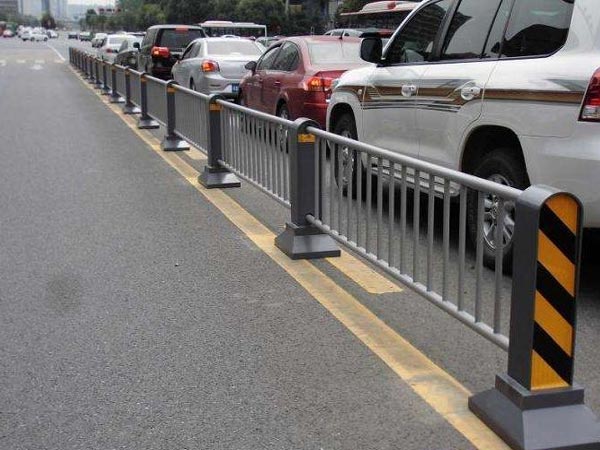 異型白鋼道路護(hù)欄09