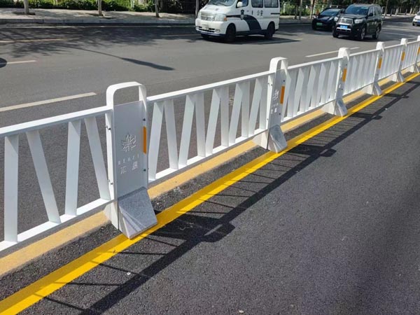 異型交通隔離護(hù)欄011