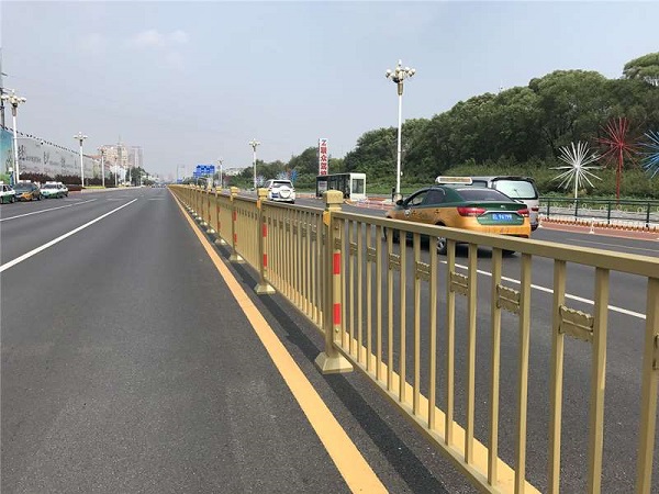 交通護(hù)欄(黃金護(hù)欄) J19