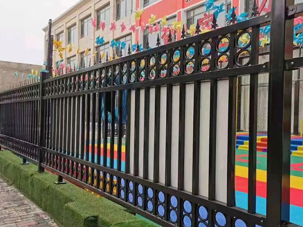 鐵藝護欄(四橫梁帶圈)W61